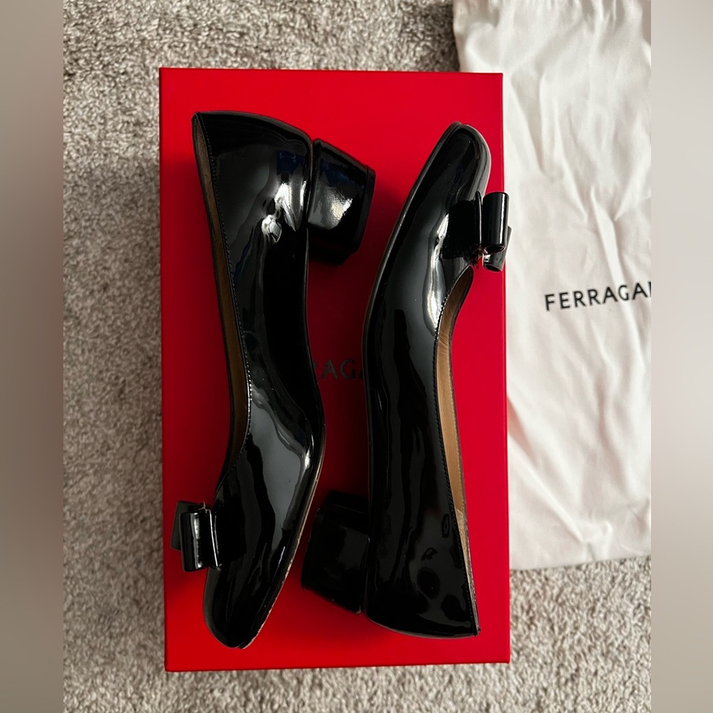 Ferragamo Vara pump in black - size 5.5 - Picture 6 of 8